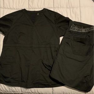EON Maevn scrubs black med top lrg bottom